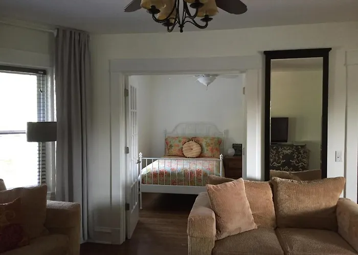 Beauties - Tree Lined Streets - Walkable Apartment