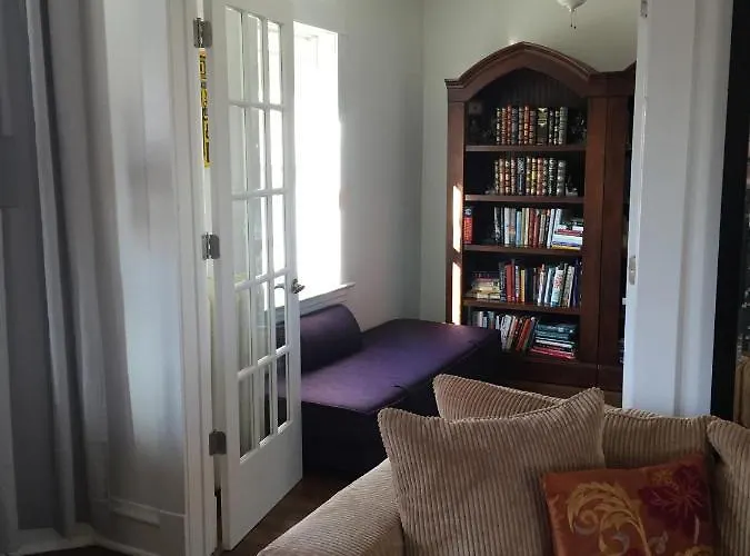 Apartment Beauties - Tree Lined Streets - Walkable Oak Park