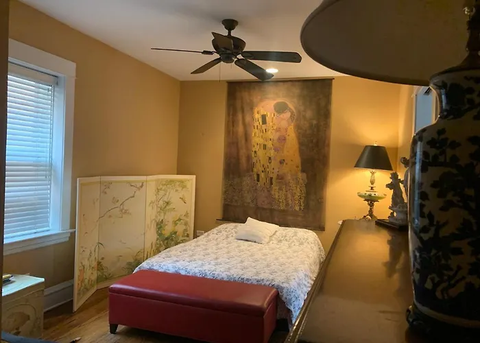 Apartment Beauties - Tree Lined Streets - Walkable