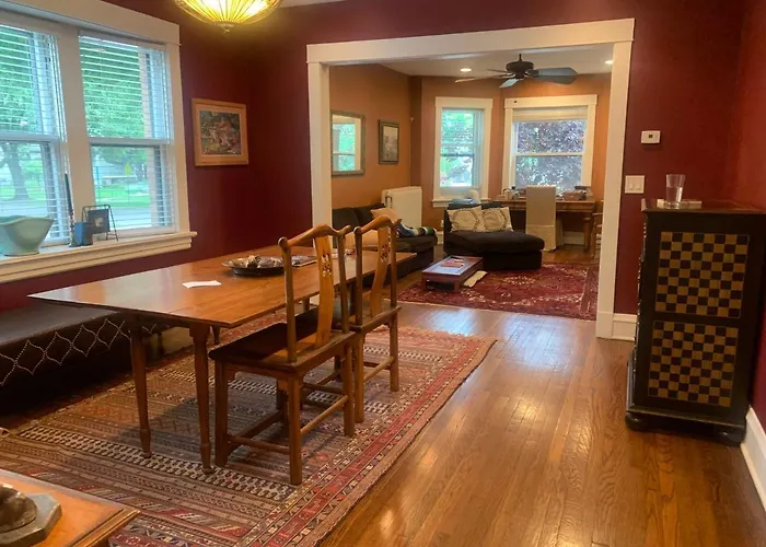 Apartment Beauties - Tree Lined Streets - Walkable *