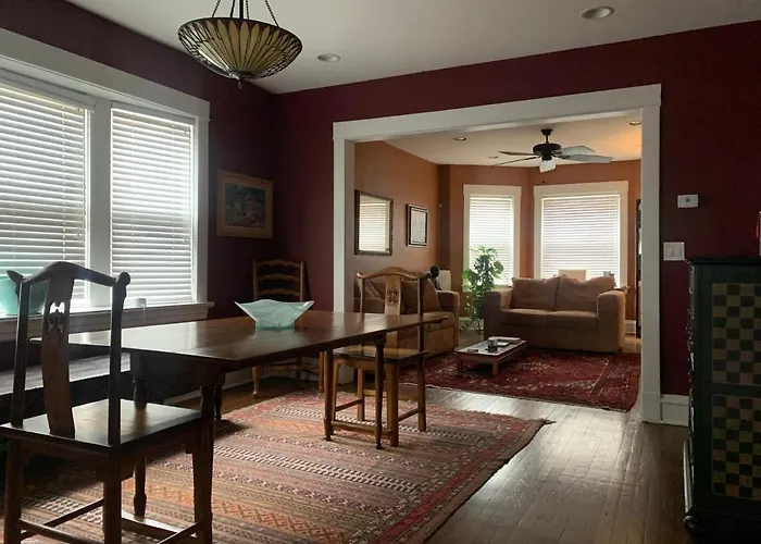 Apartment Beauties - Tree Lined Streets - Walkable