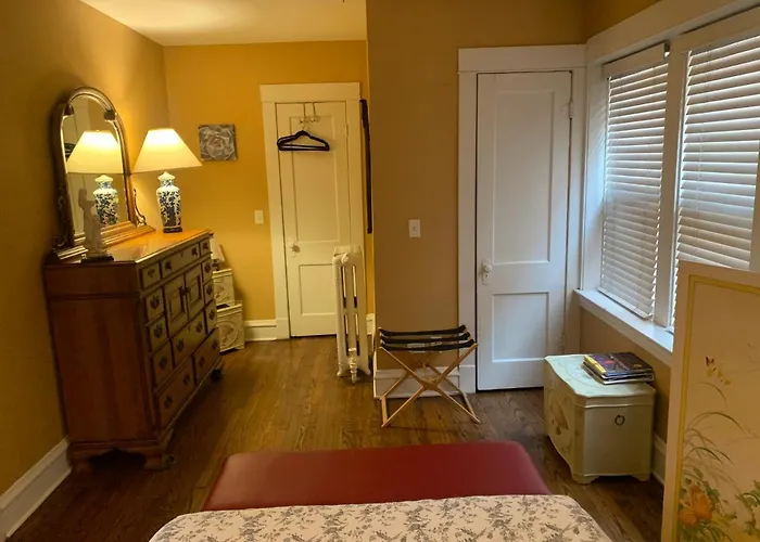 Beauties - Tree Lined Streets - Walkable Apartment